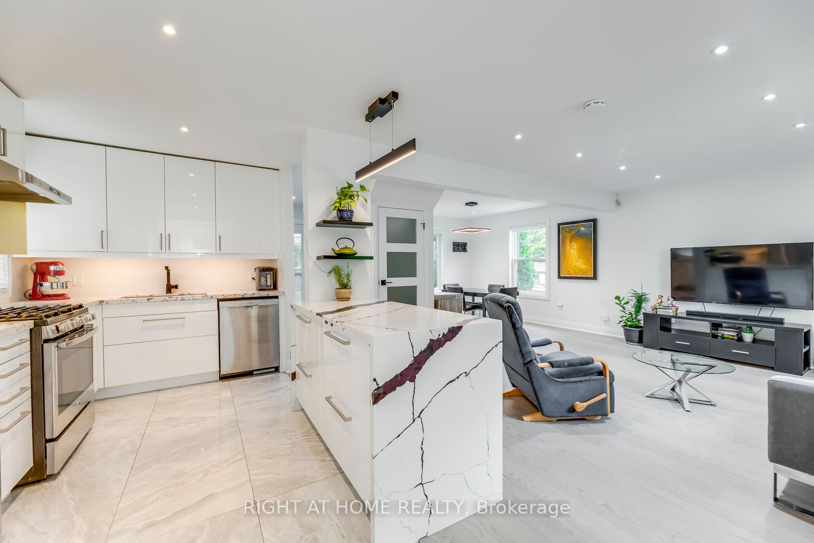 5 Saunders Crescent