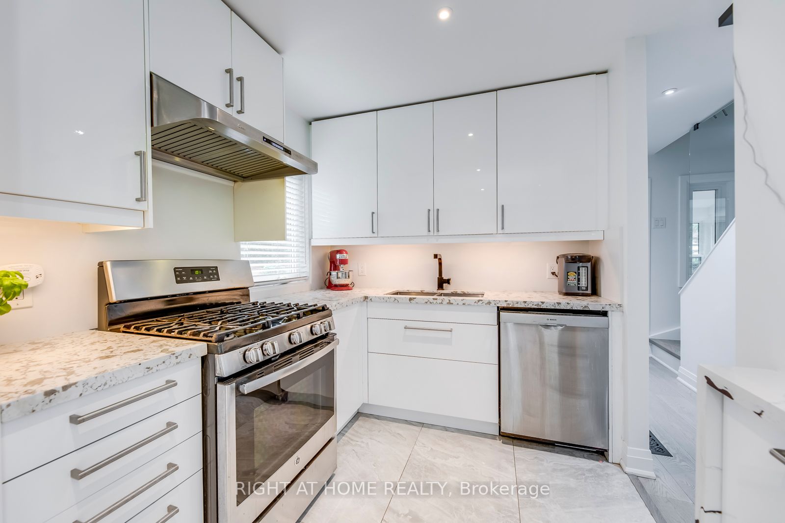 5 Saunders Crescent