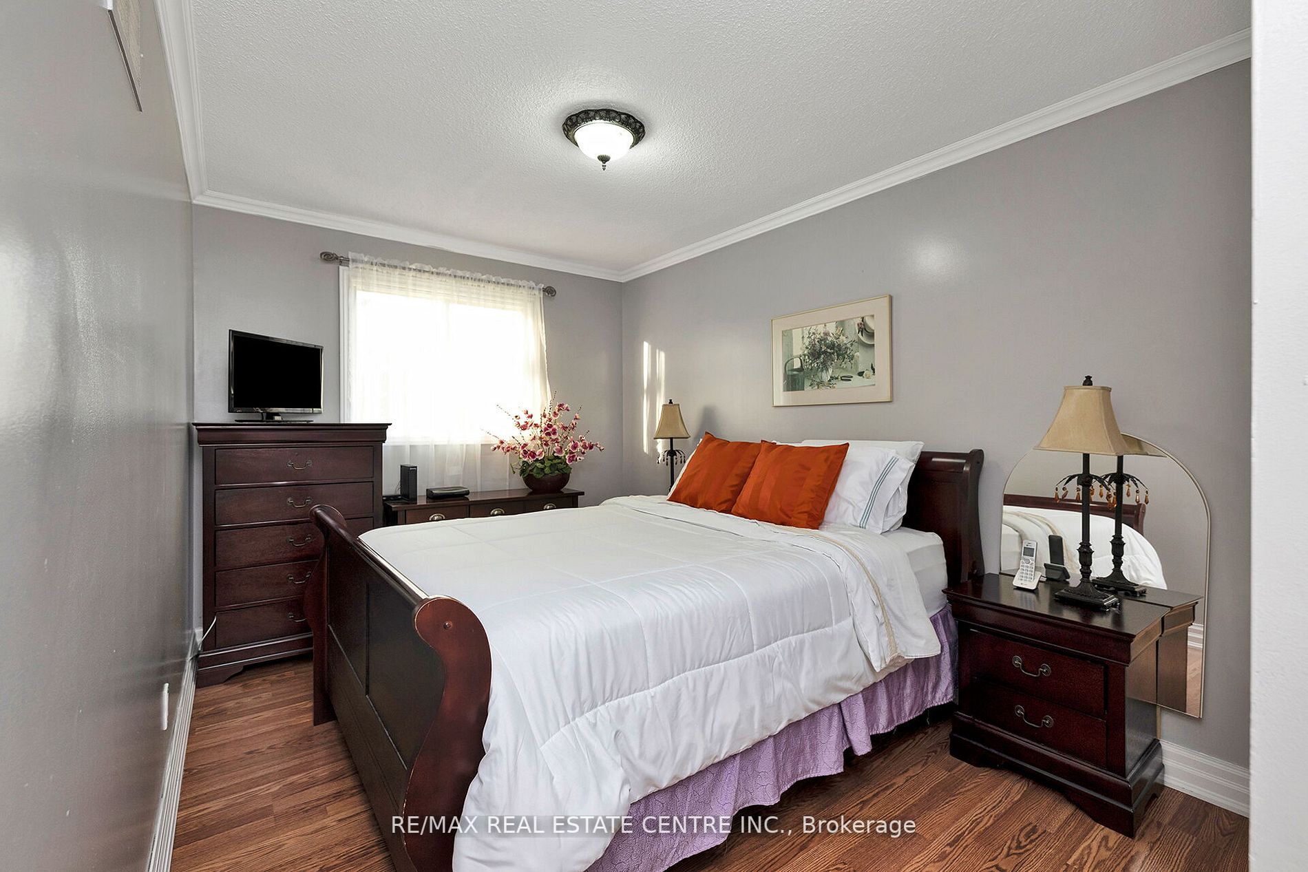 70 Dutch Cres