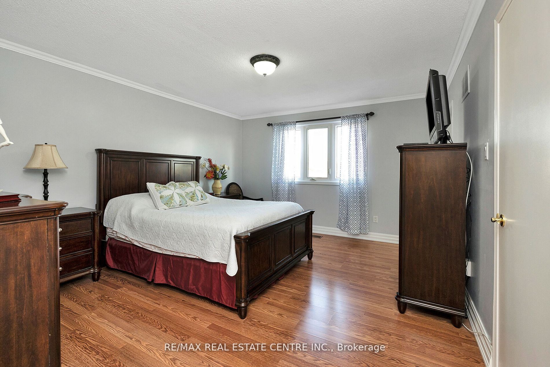 70 Dutch Cres