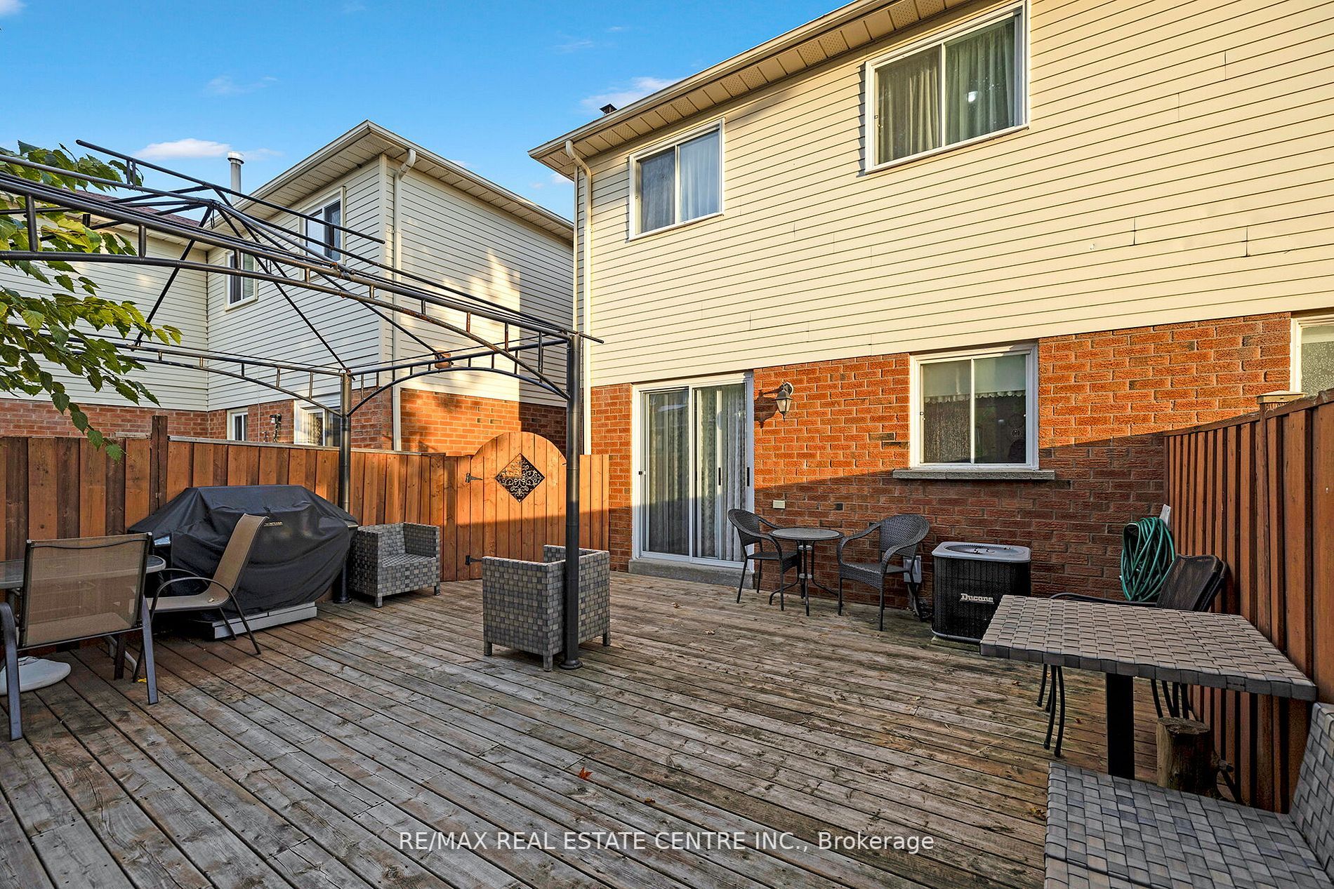 70 Dutch Cres