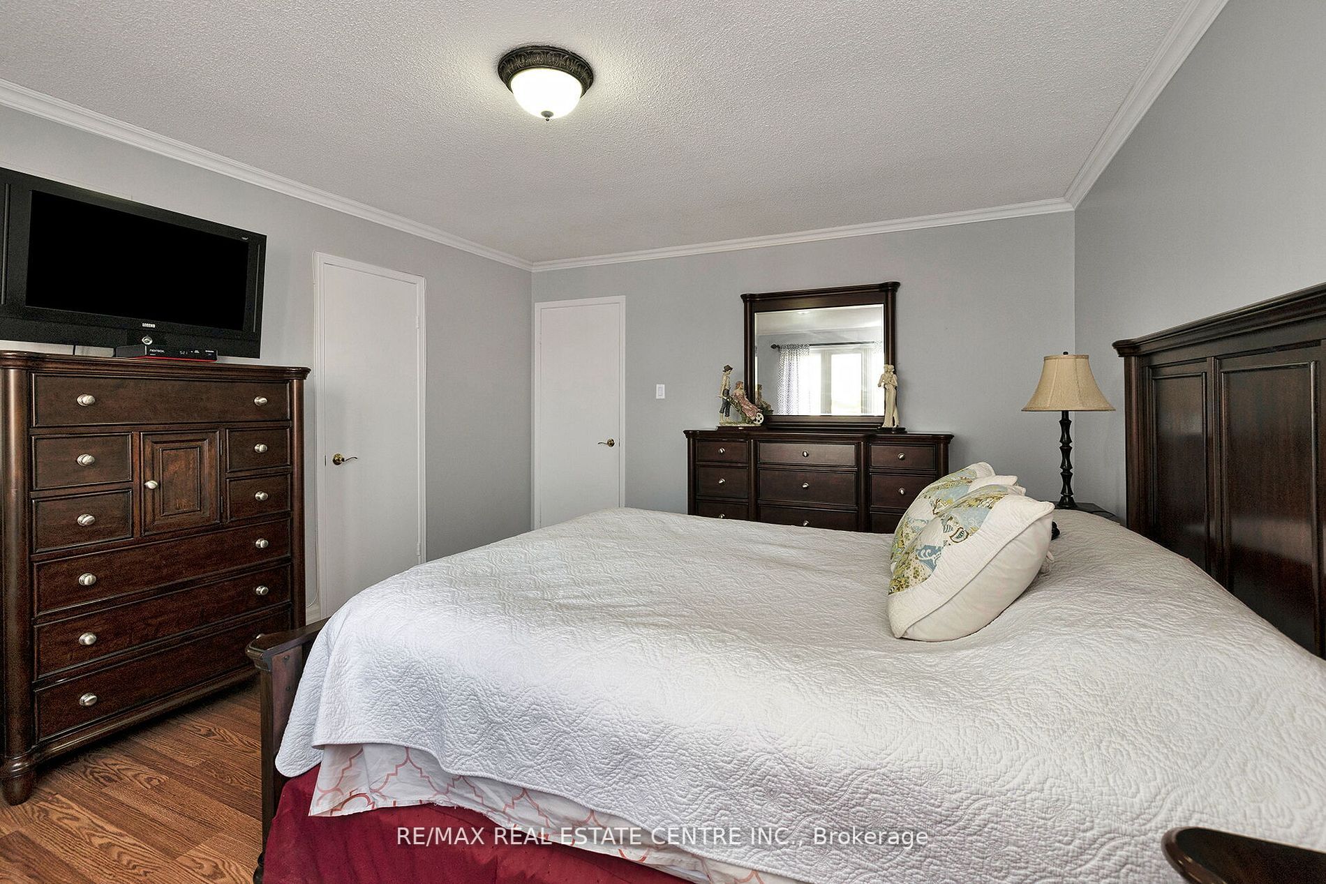 70 Dutch Cres