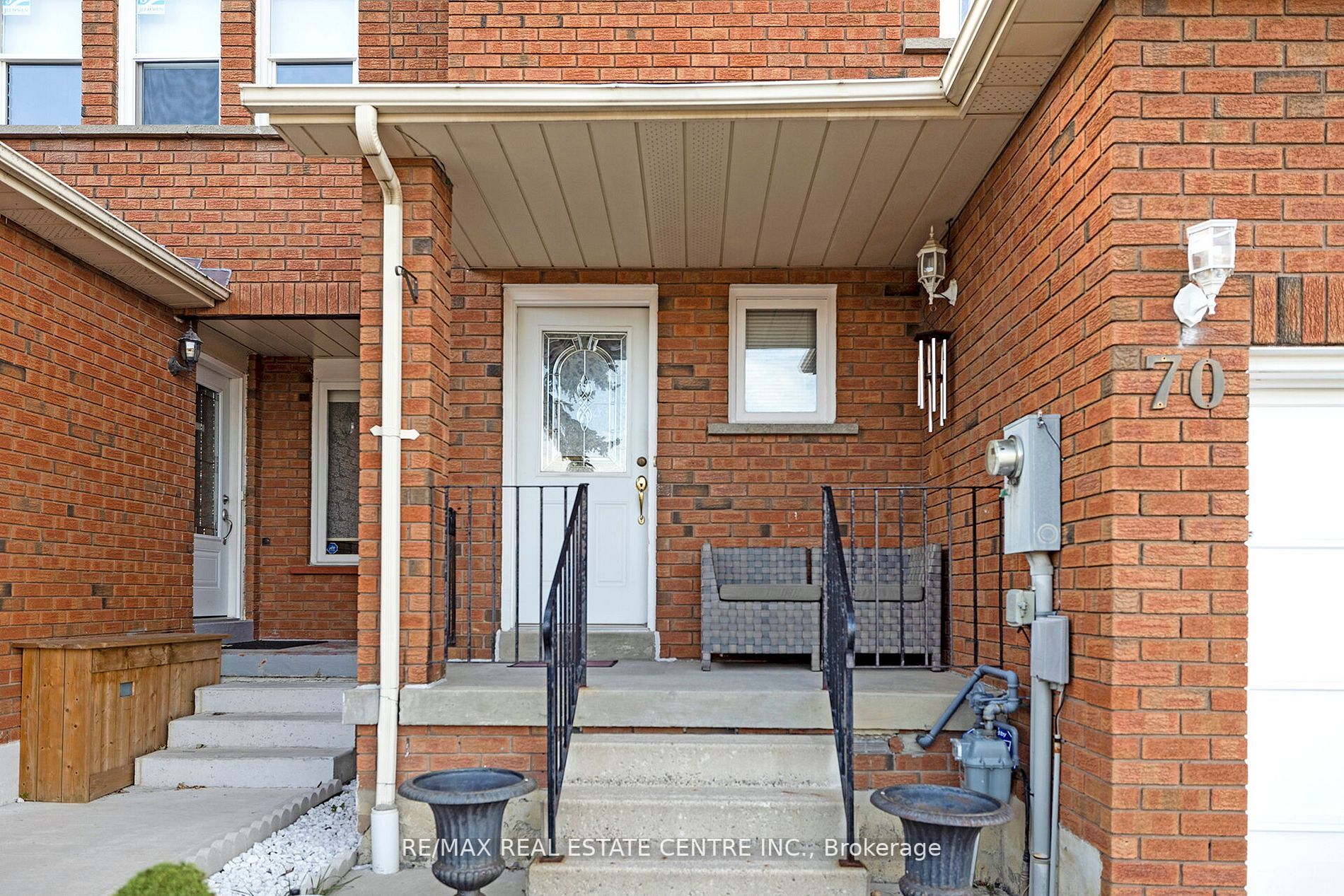 70 Dutch Cres