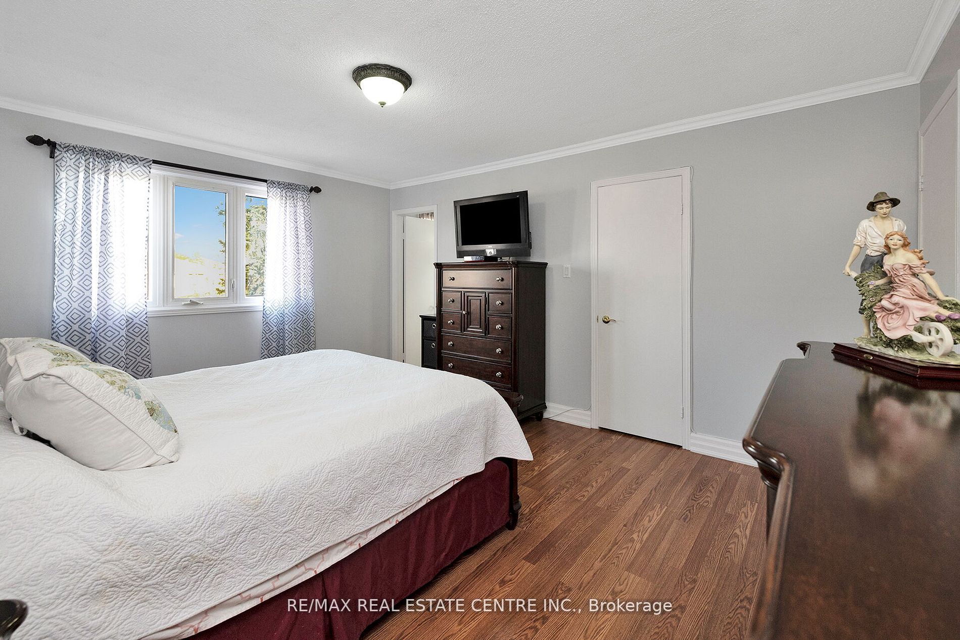 70 Dutch Cres