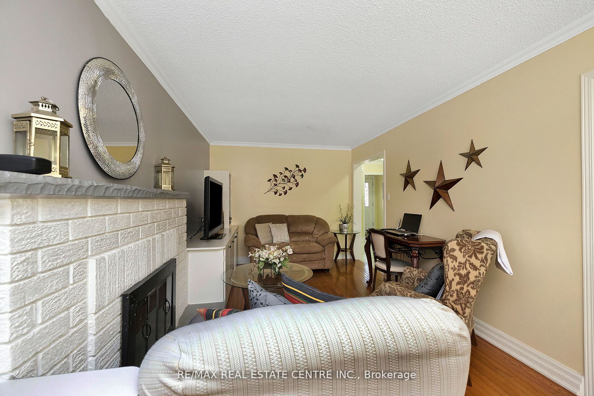 70 Dutch Cres