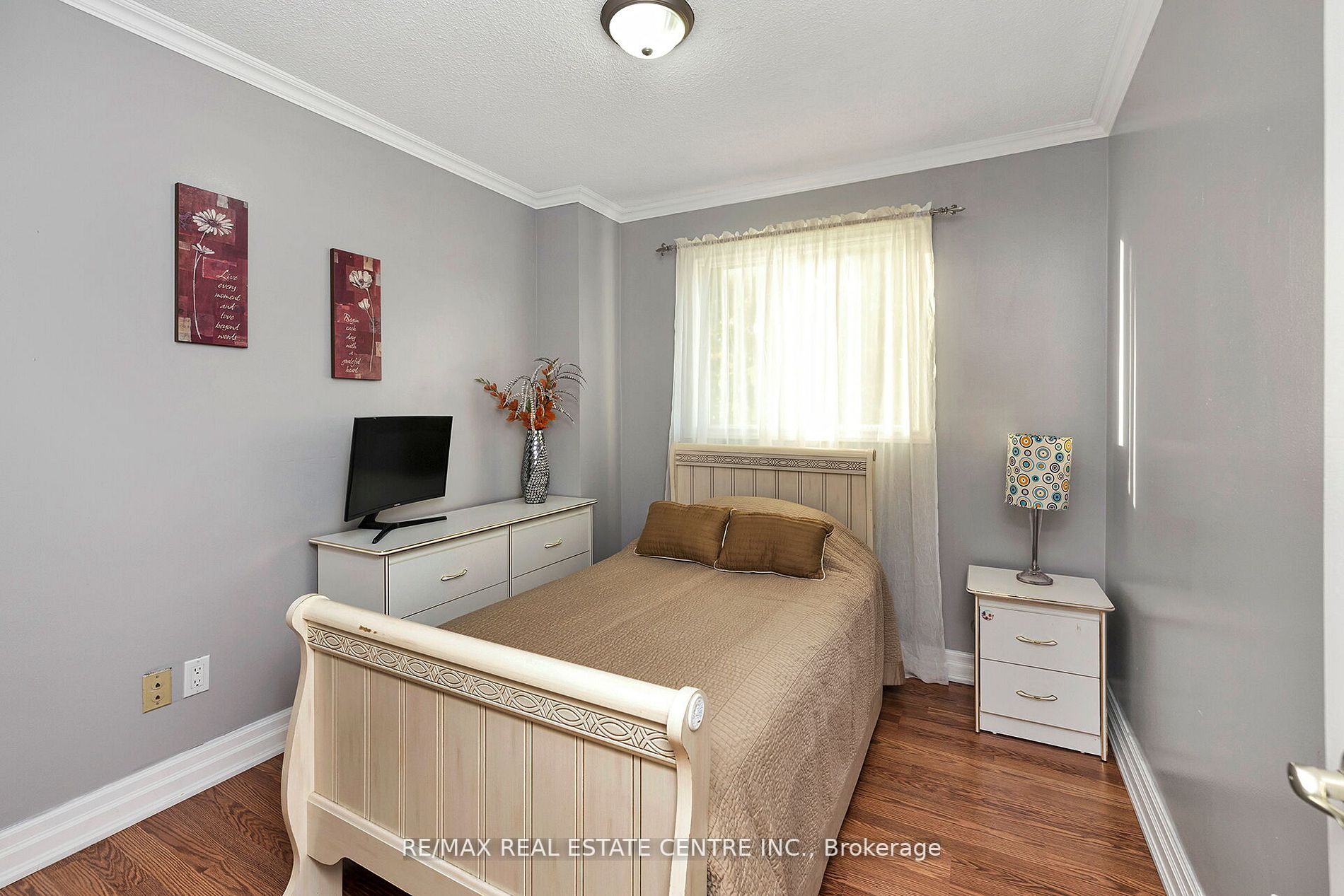 70 Dutch Cres