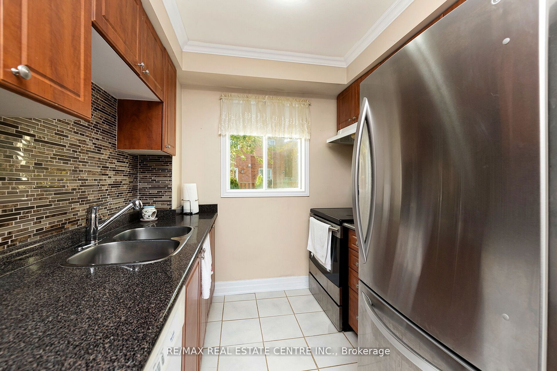 70 Dutch Cres
