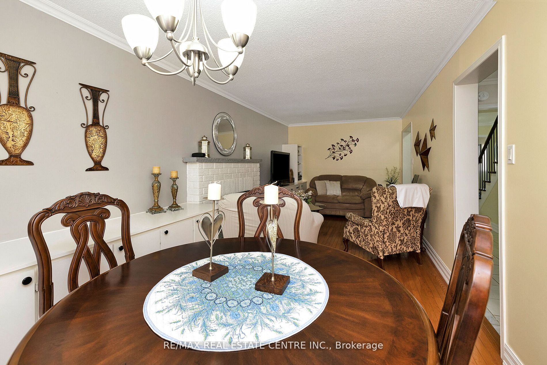 70 Dutch Cres
