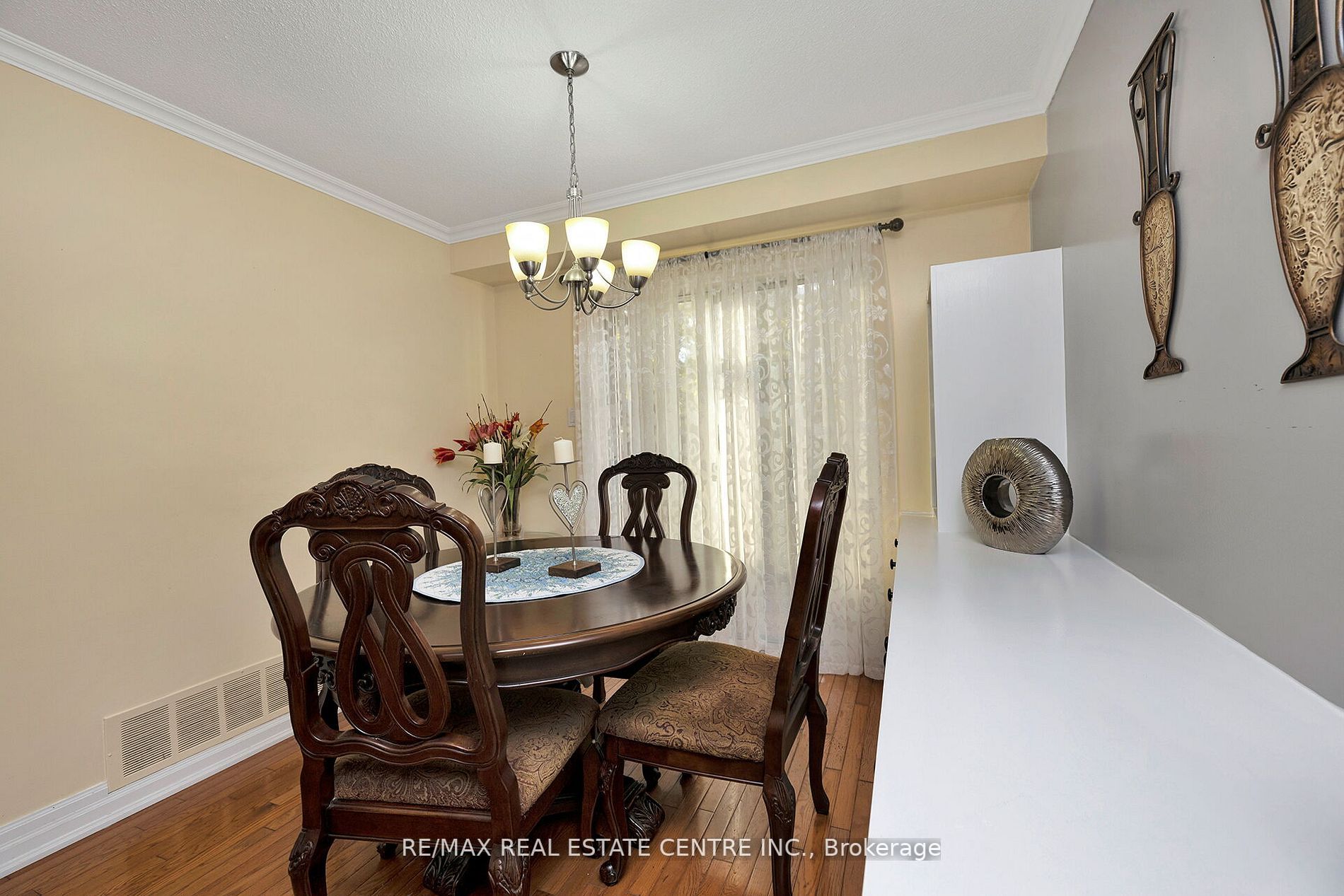 70 Dutch Cres