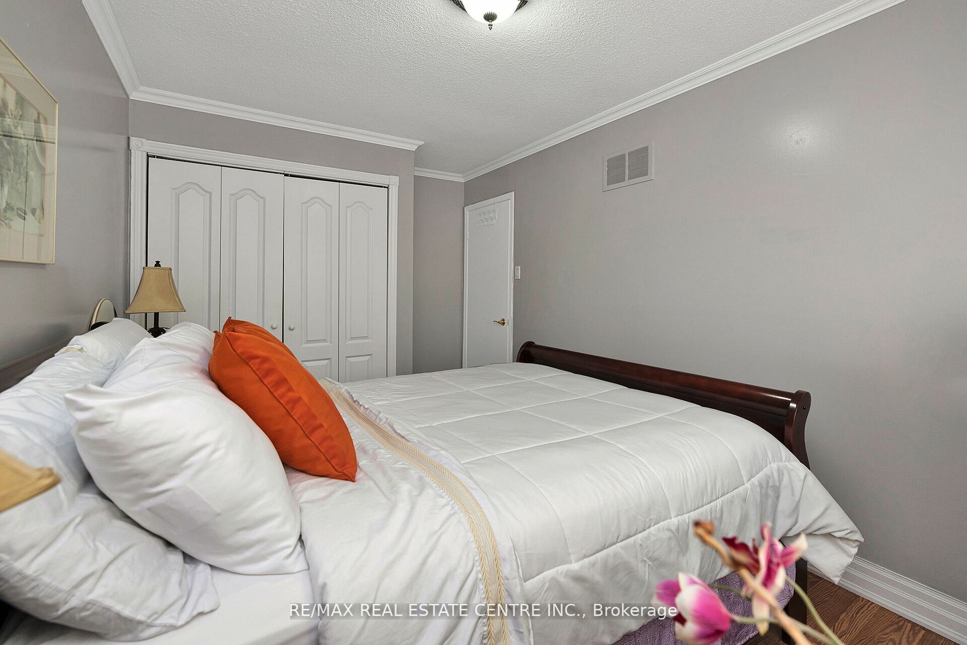 70 Dutch Cres