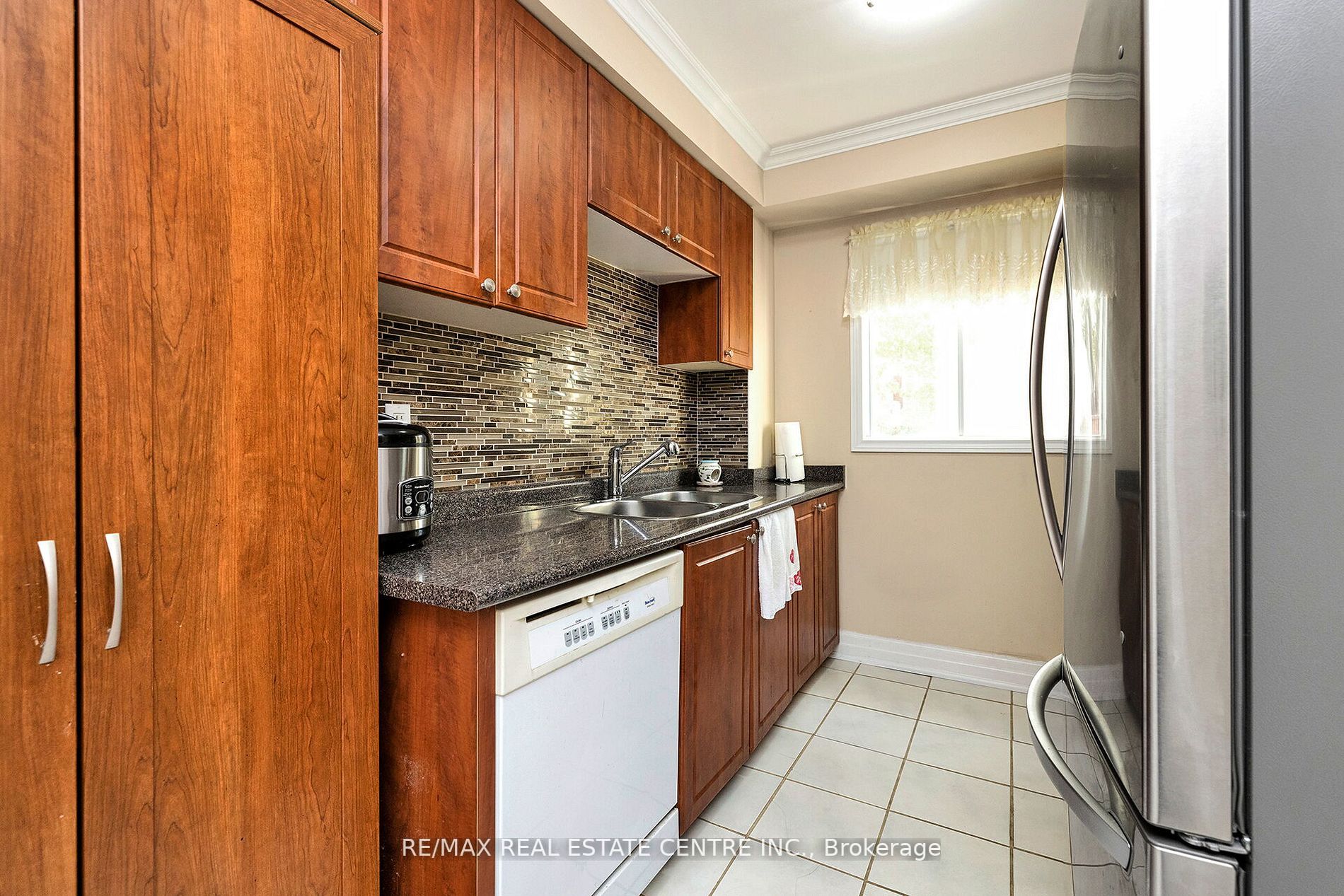 70 Dutch Cres