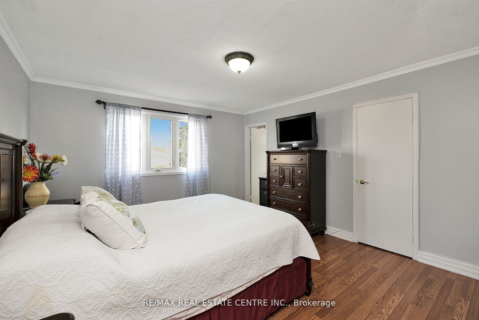70 Dutch Cres