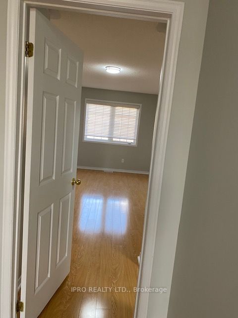 561 Lott Cres