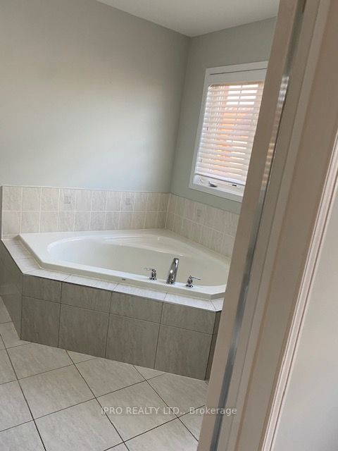 561 Lott Cres