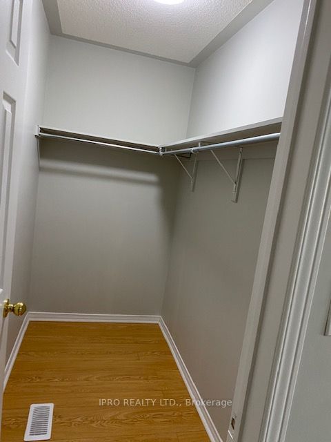 561 Lott Cres