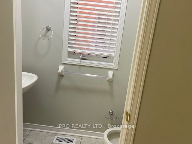 561 Lott Cres