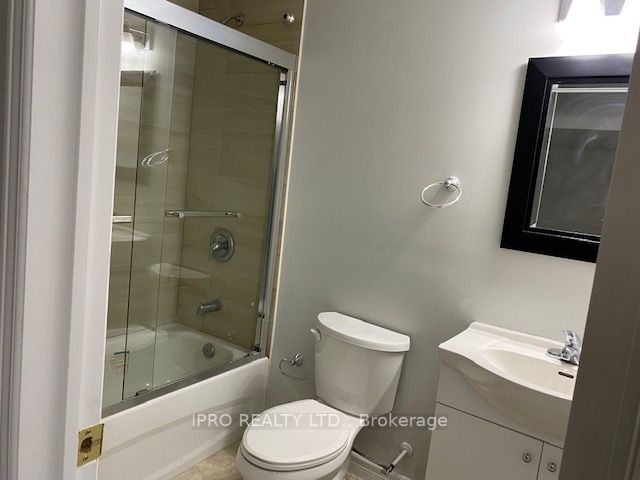 561 Lott Cres