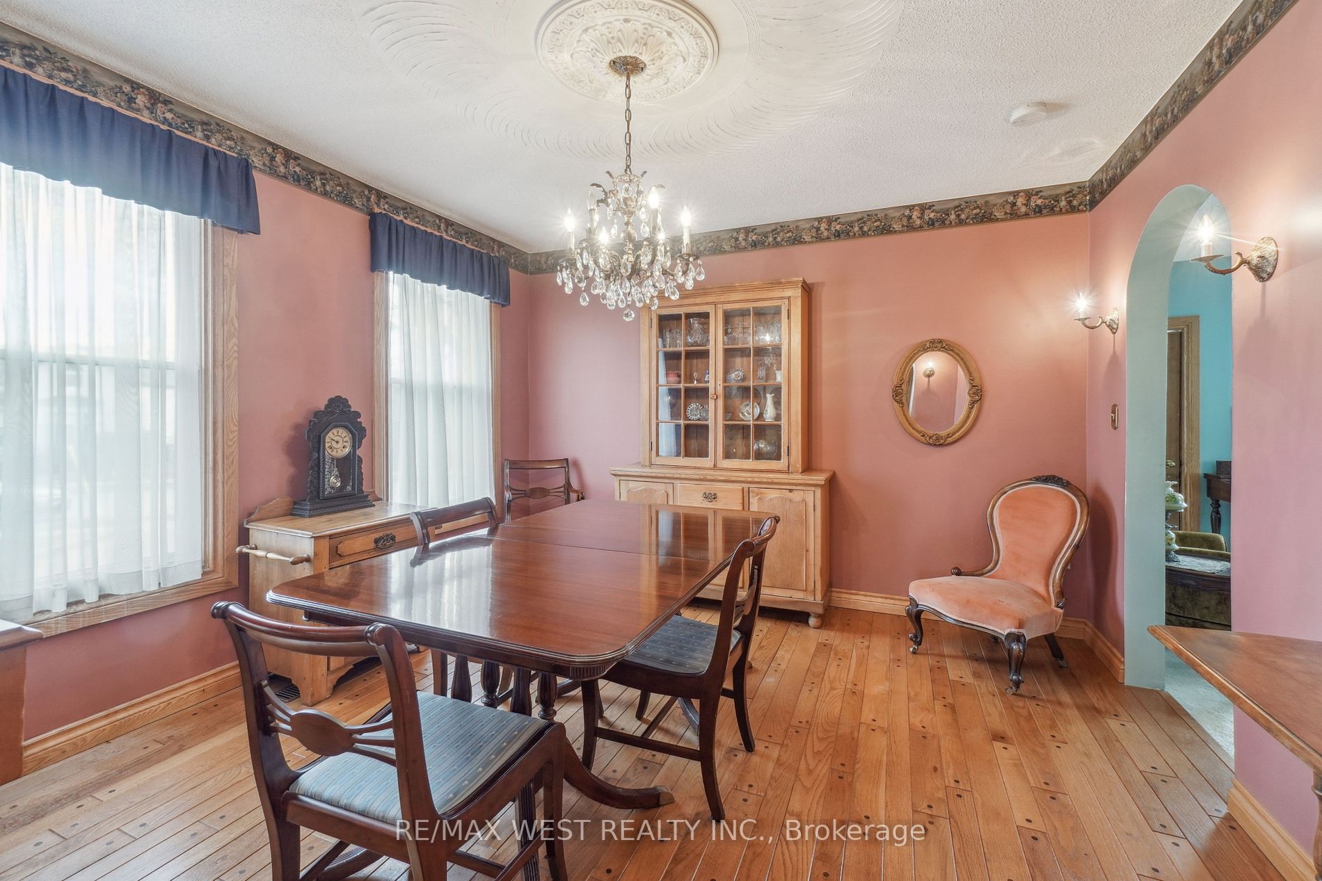 62 Nelson St E