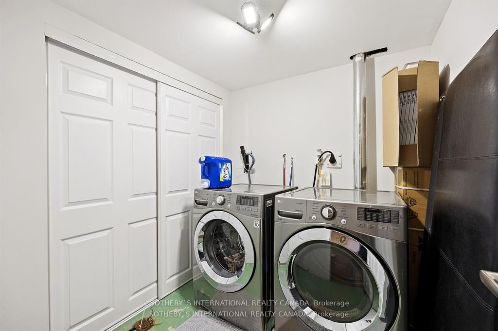 1158 Riddell Cres
