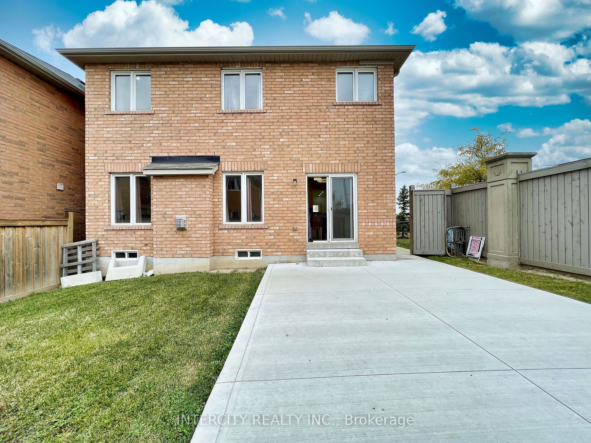 94 Commodore Dr