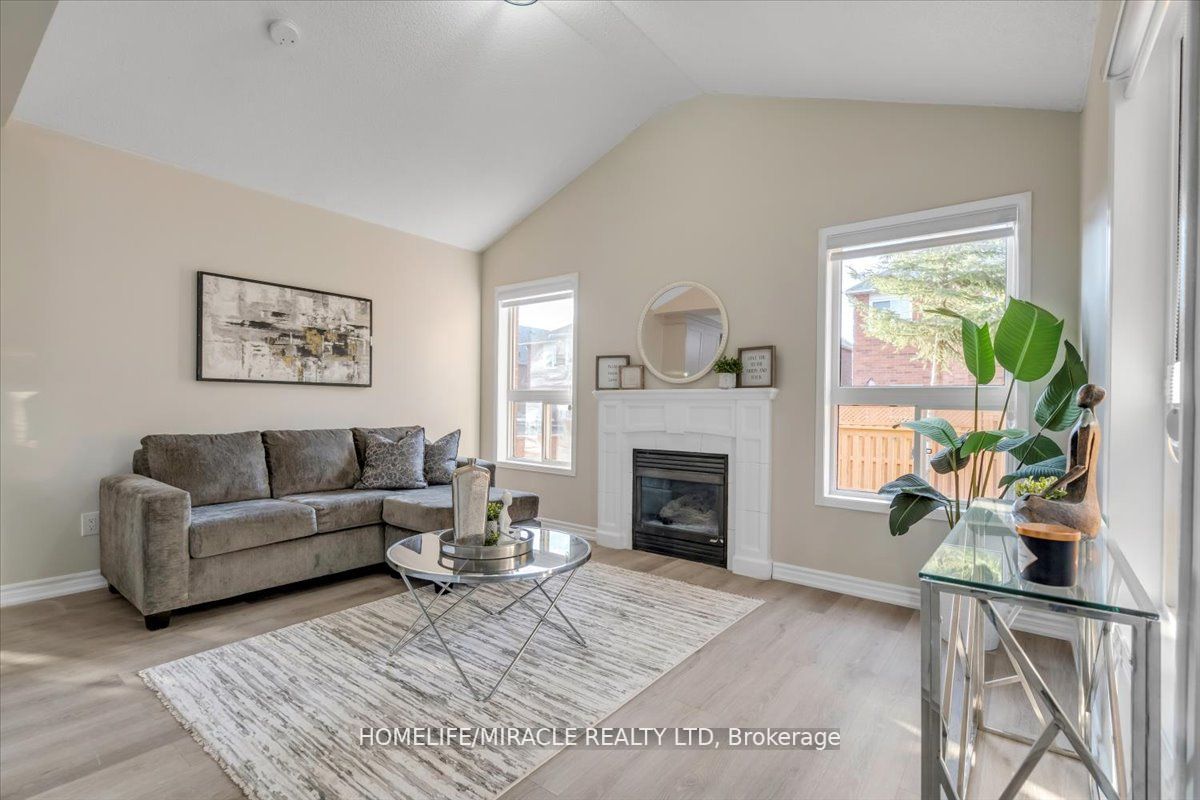 448 Jay Crescent