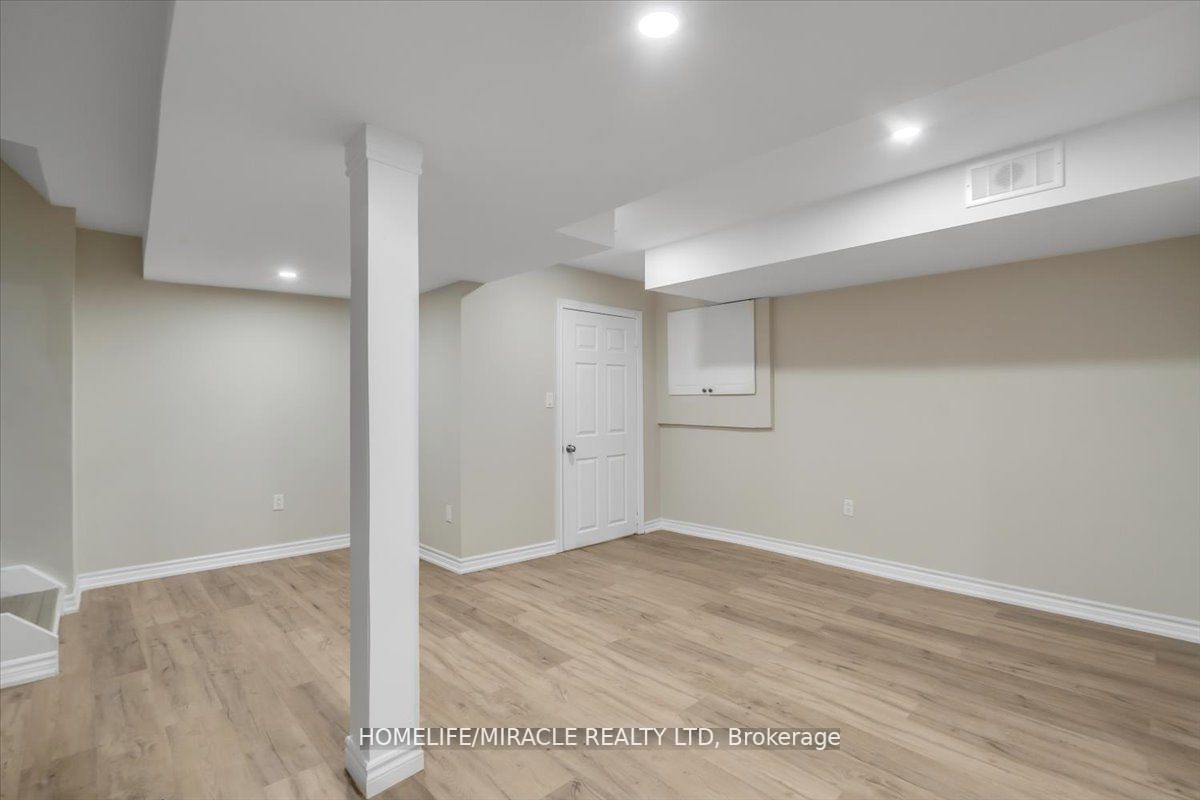 448 Jay Crescent