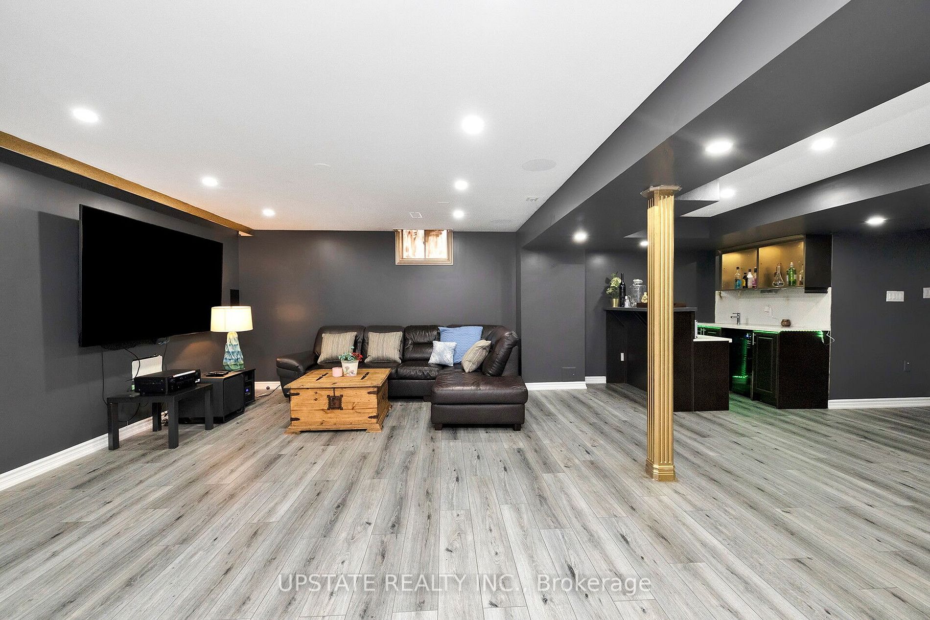 4 Ingleborough Dr