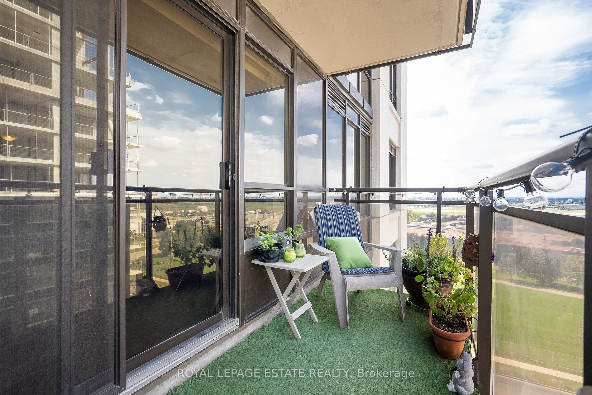 55 De Boers Dr, #1012