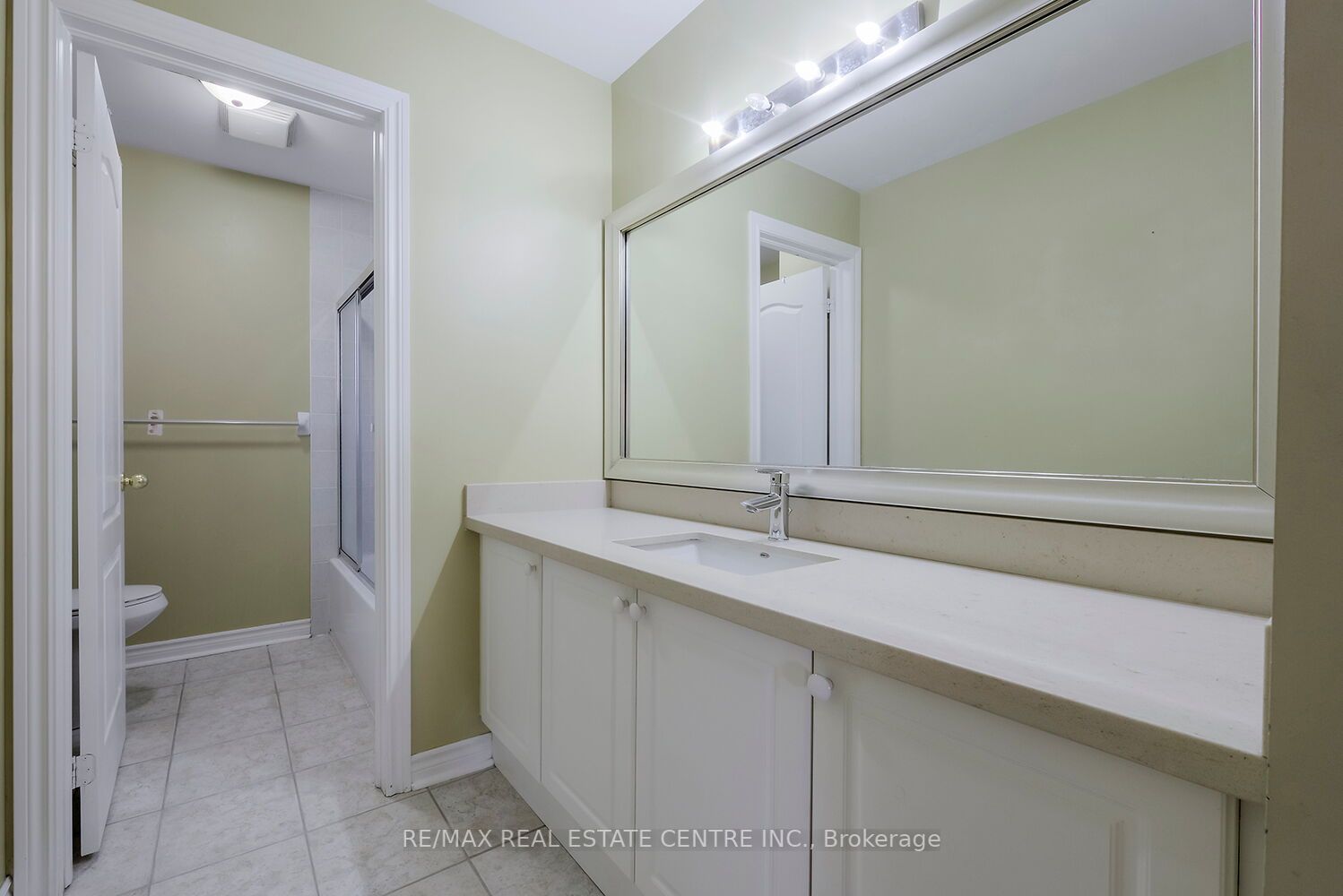 31 Redwillow Road E