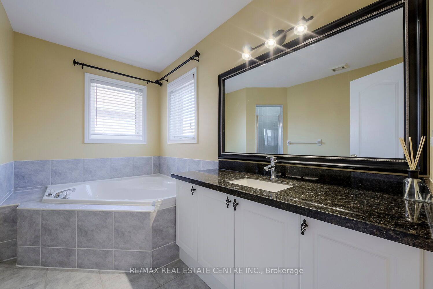 31 Redwillow Road E