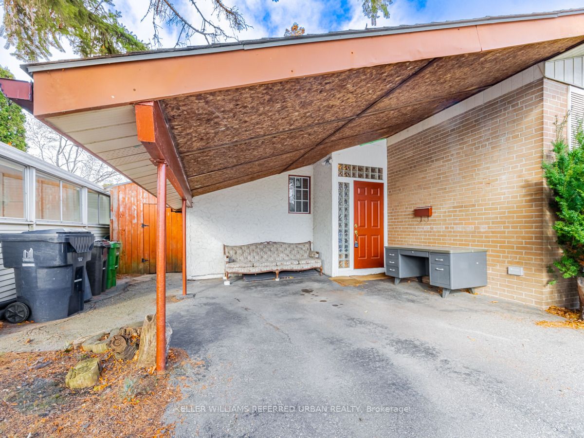 84 Hadrian Drive