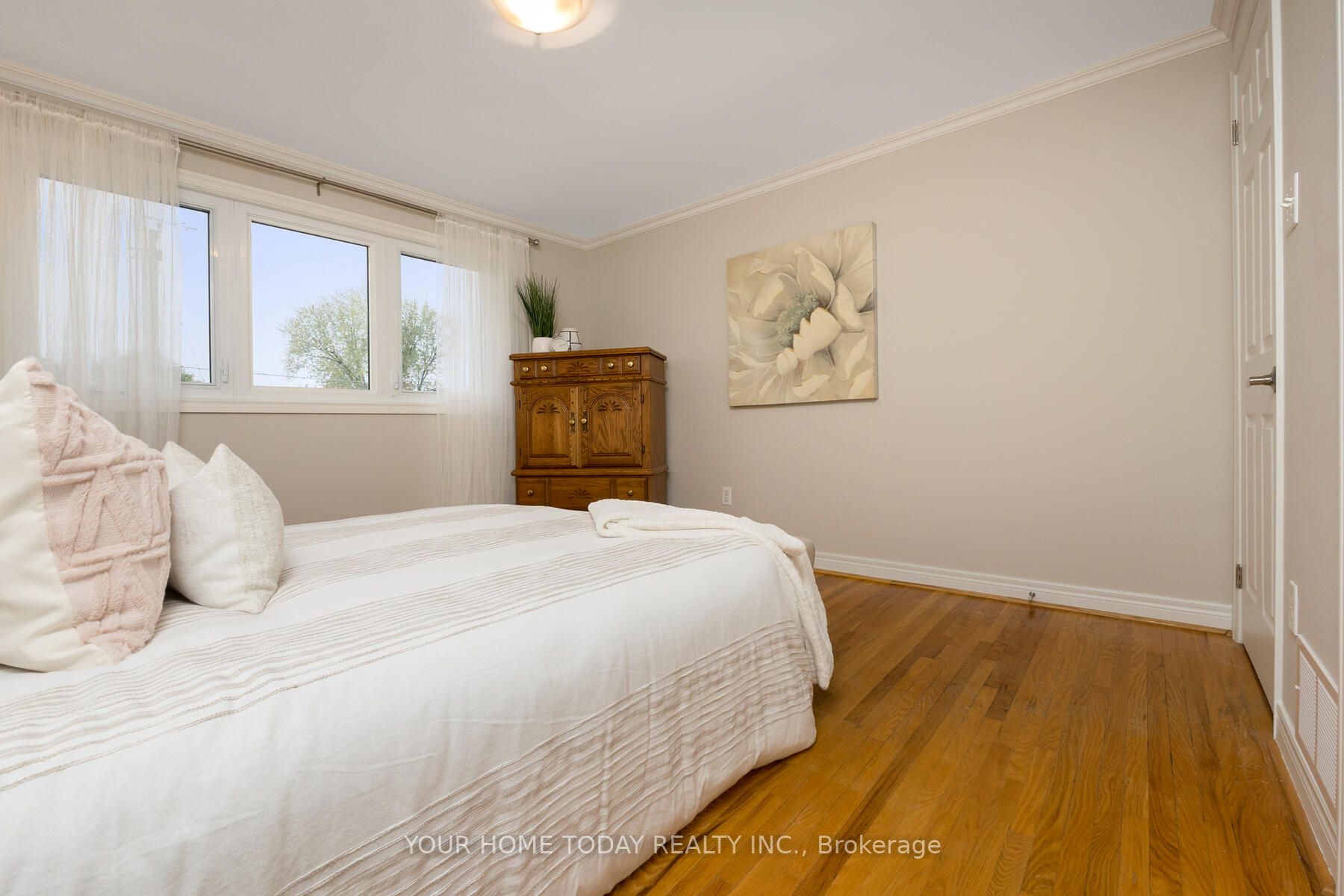 42 Moore Park Cres