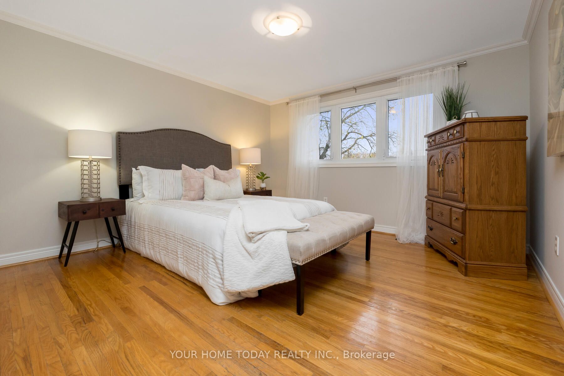 42 Moore Park Cres