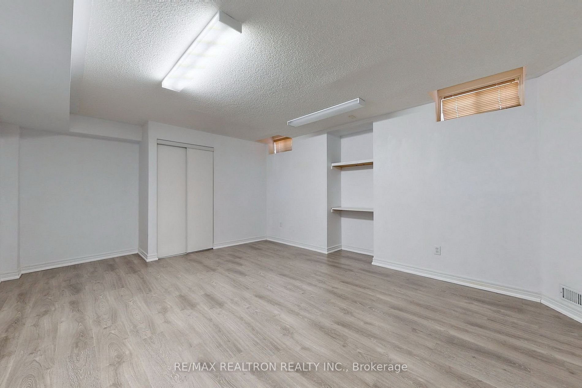 1093 Lamplight Way