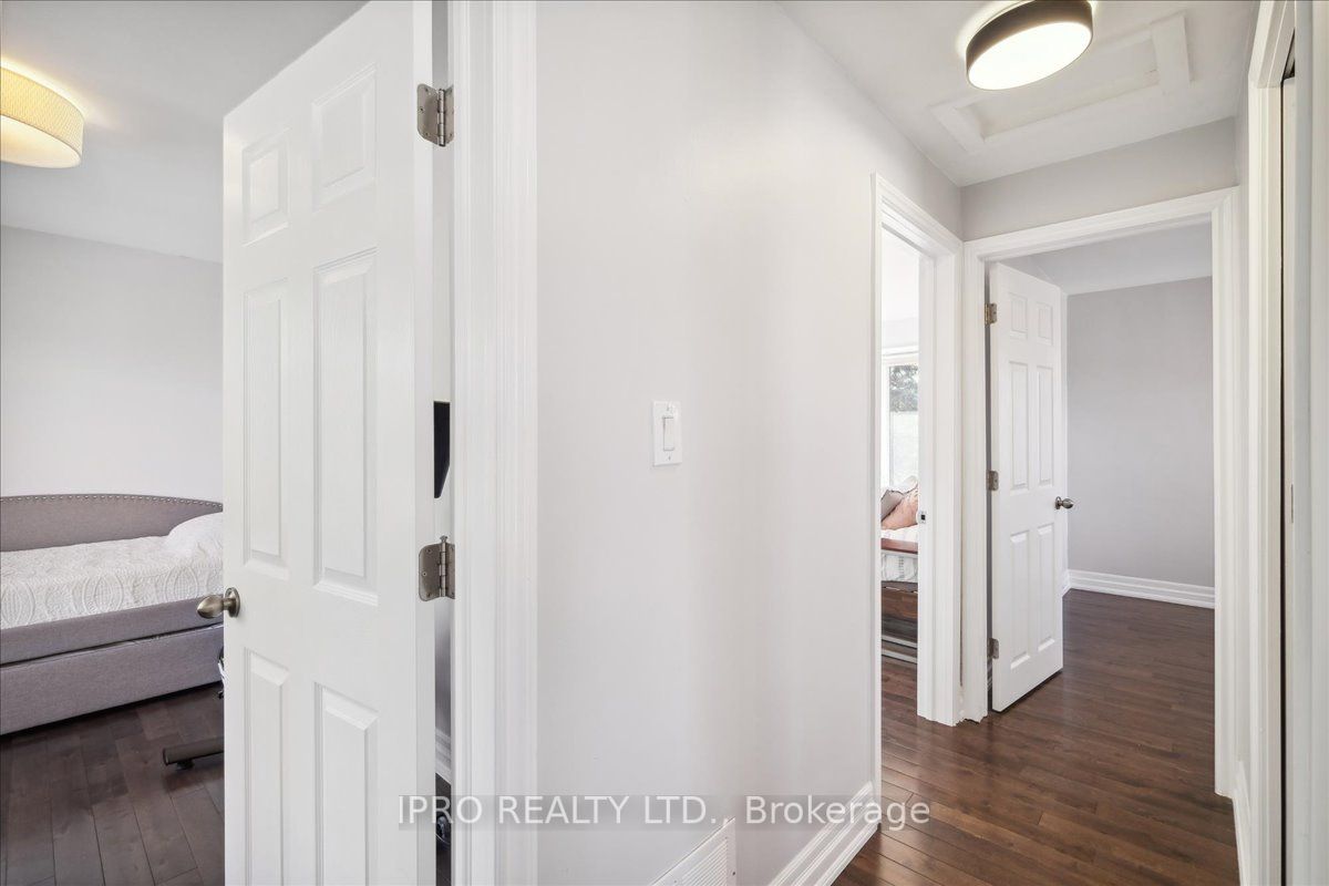 226 Queen Mary Dr