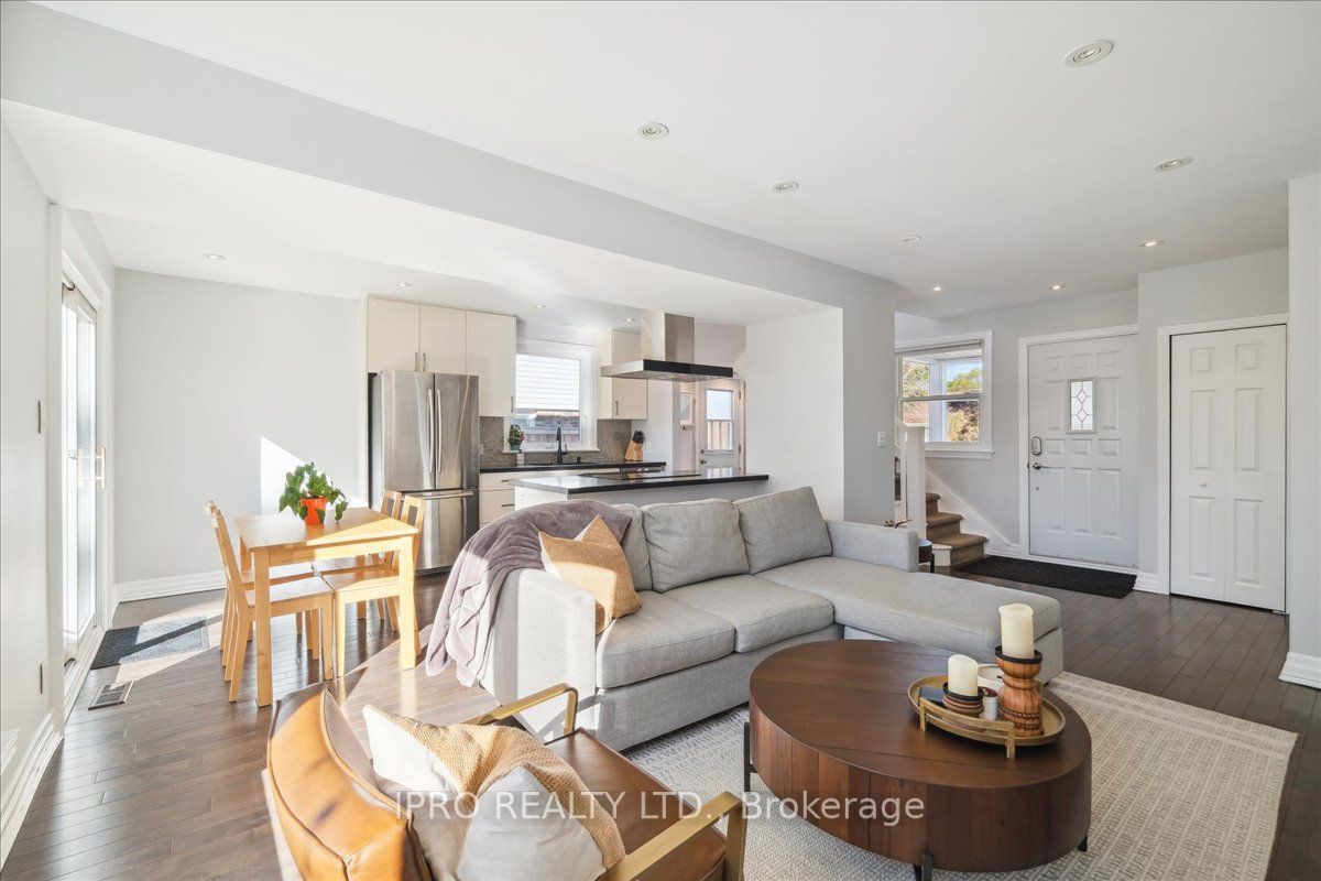226 Queen Mary Dr