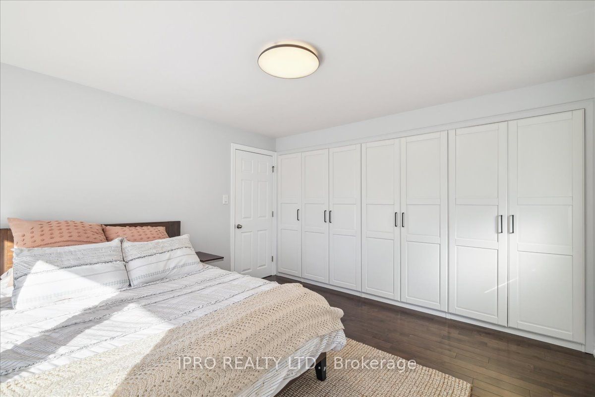 226 Queen Mary Dr