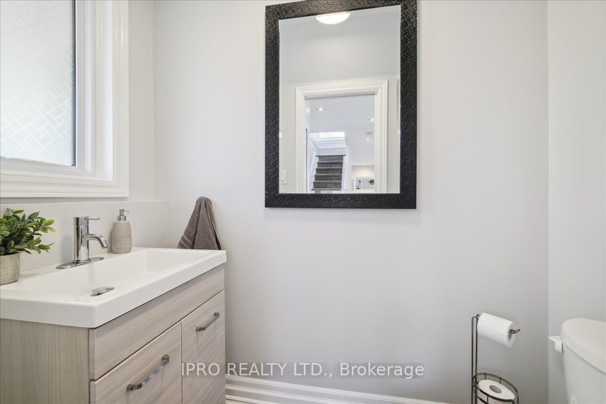 226 Queen Mary Dr