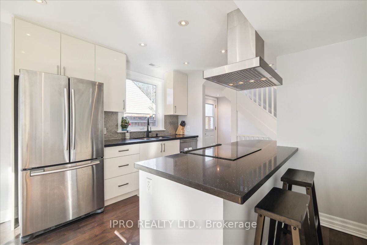 226 Queen Mary Dr