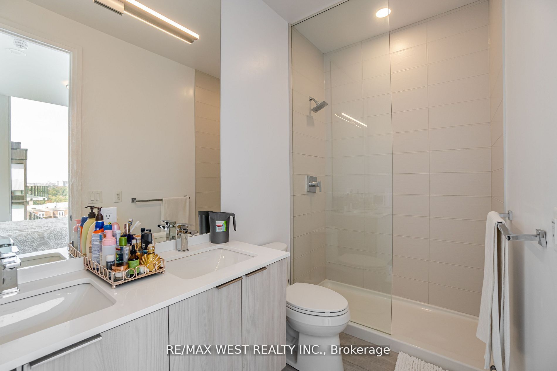 4208 Dundas St W, #812
