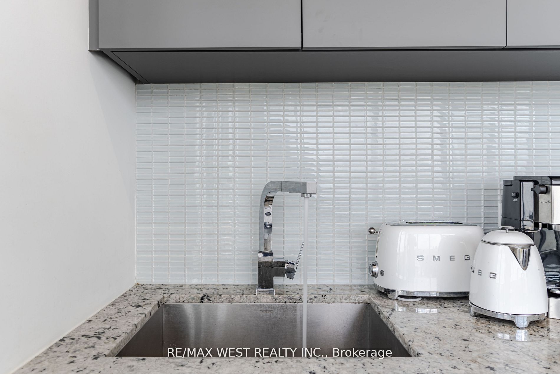 4208 Dundas St W, #812