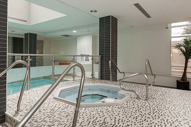 330 Burnhamthorpe Rd W, #2109