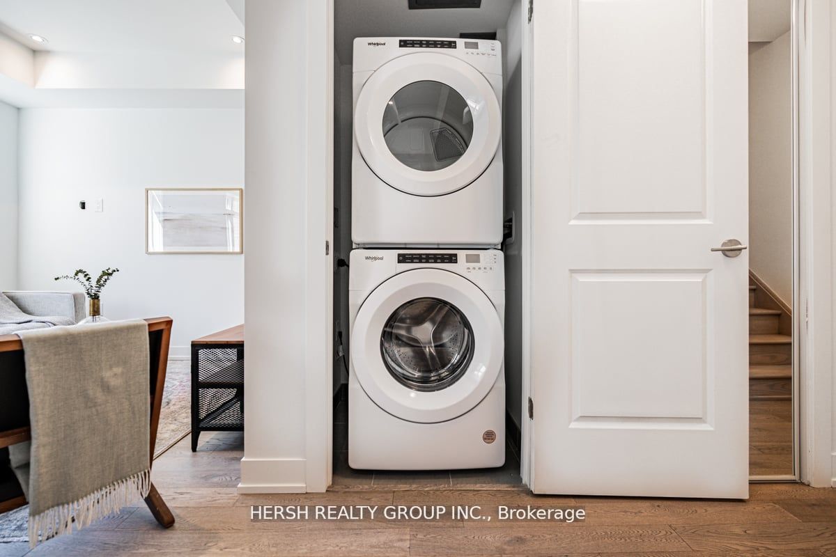 1095 Douglas McCurdy Comm, #256