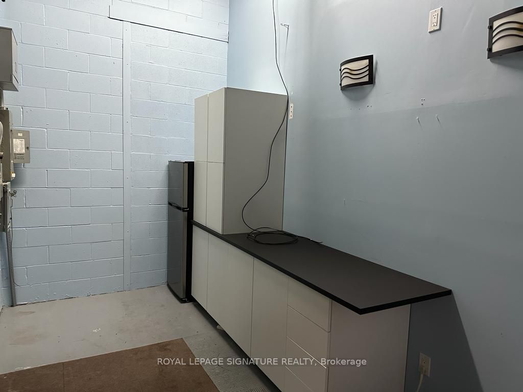 348 Bronte St S, #18