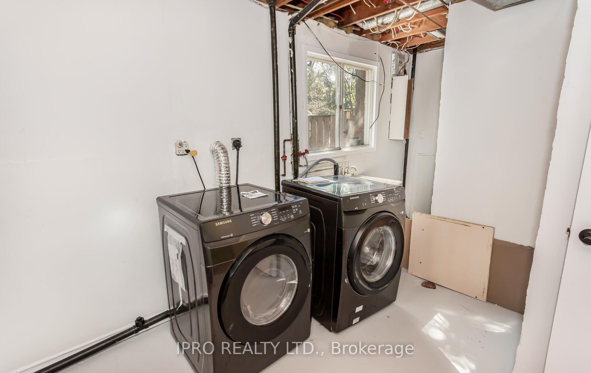 6069 Starfield Cres