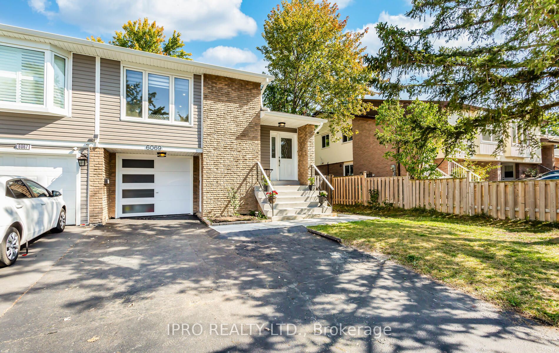 6069 Starfield Cres