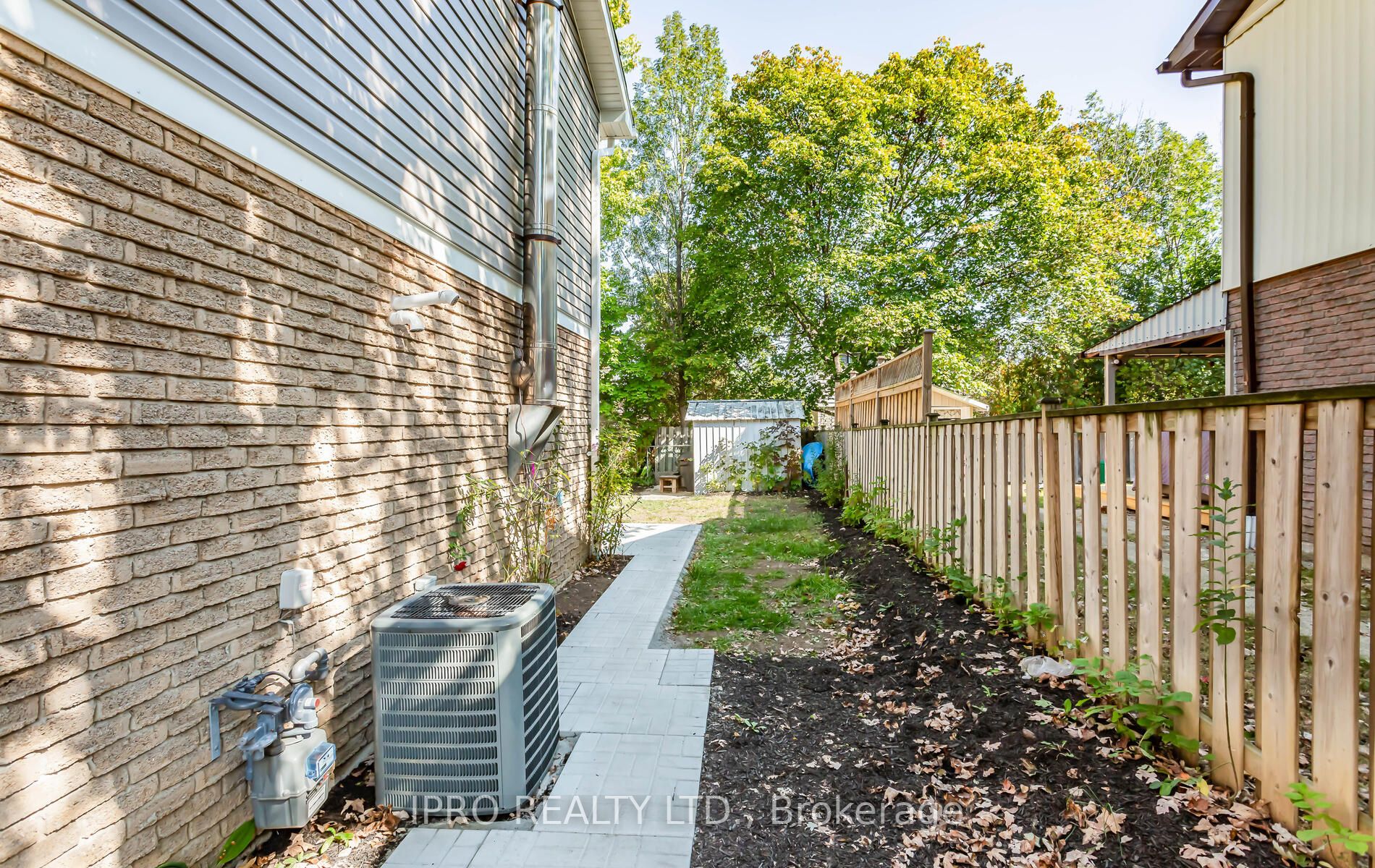6069 Starfield Cres