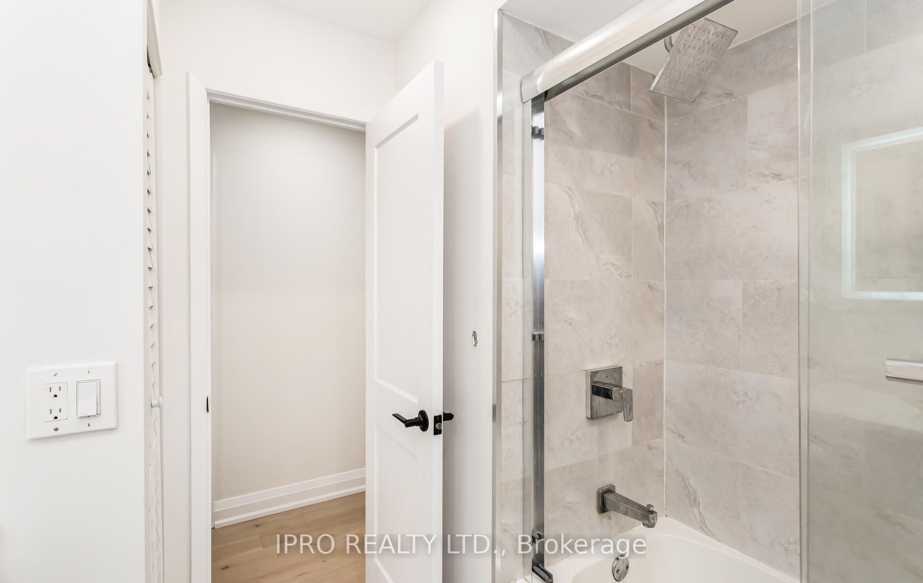6069 Starfield Cres