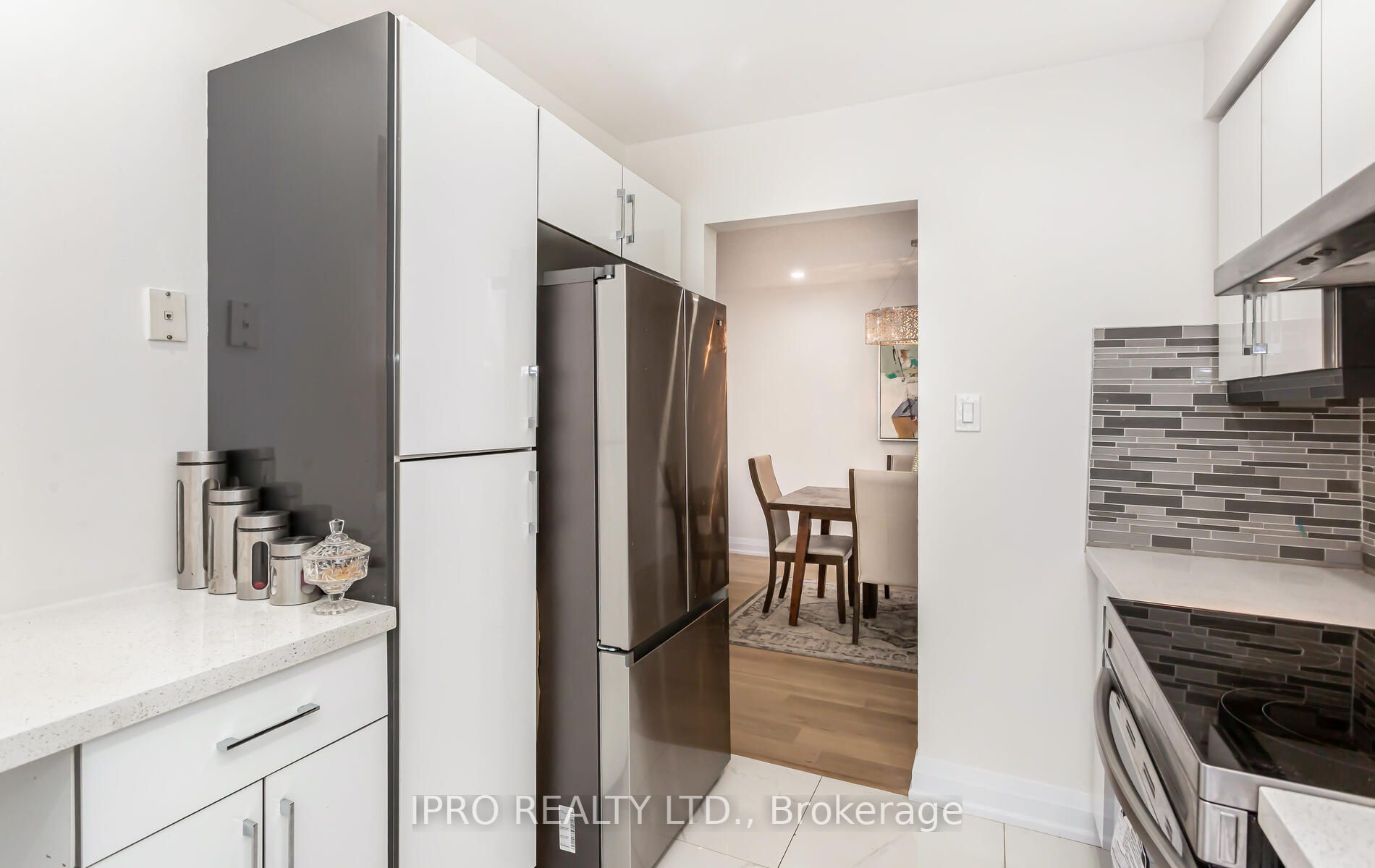 6069 Starfield Cres