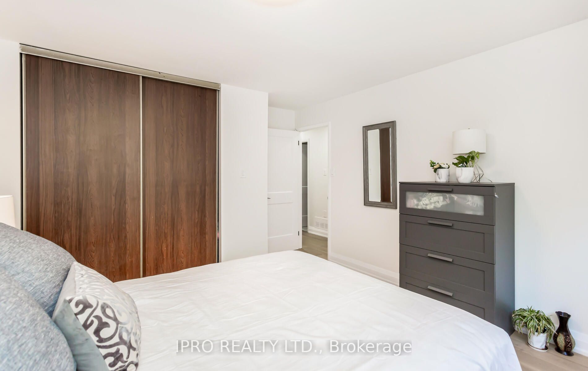 6069 Starfield Cres
